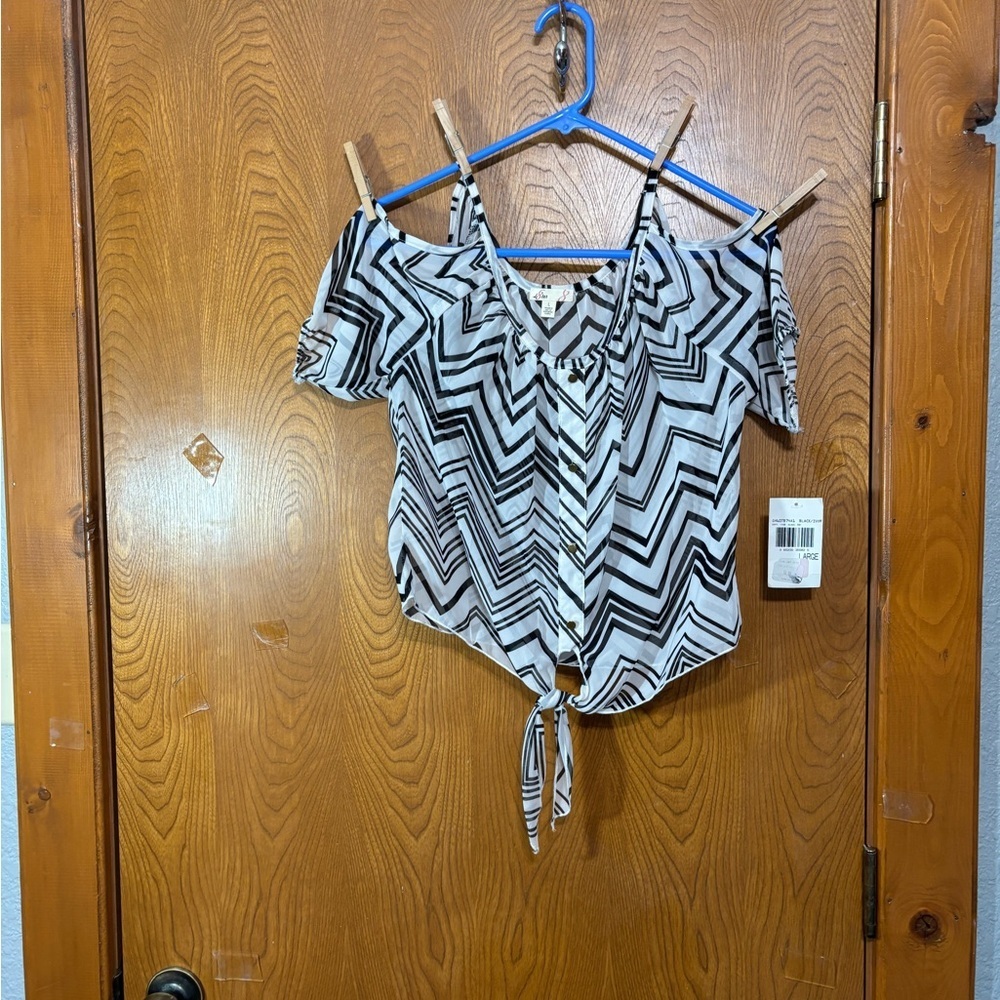 NWT Chevron Patterned B & W Off-Shoulder Top